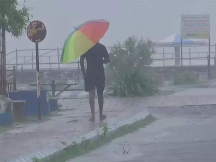 আবহাওয়ার প্রতিনিয়ত পরিবর্তন হচ্ছে৷ ১০০ কিলোমিটার বেগে আসা ঝড় ইতালিতে ব্যাপক ধ্বংসযজ্ঞ চালিয়েছে। এই ঝড়ের কারণে গোটা দেশ স্তব্ধ হয়ে গেল।