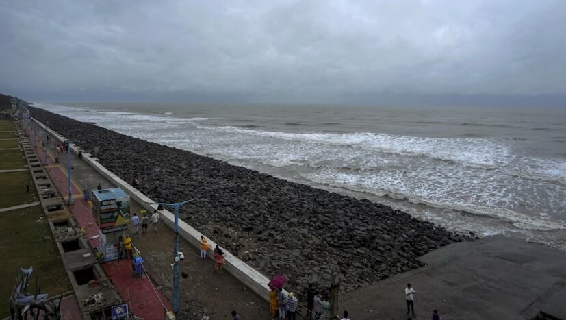 বঙ্গোপসাগরের নিম্নচাপ আপাতত দক্ষিণ-পশ্চিম বঙ্গোপসাগরে অতি গভীর নিম্নচাপে পরিণত। পন্ডিচেরি থেকে ৬৪০ কিলোমিটার দক্ষিণ ও দক্ষিণ পূর্ব দিকে এবং চেন্নাই উপকূল থেকে ৭২০ কিলোমিটার দক্ষিণ ও দক্ষিণ-পূর্ব দিকে অবস্থান। শক্তি বাড়িয়ে ঘূর্ণিঝড় তৈরির সম্ভাবনা। আপাতত শ্রীলঙ্কা উপকূল এড়িয়ে এর অভিমুখ তামিলনাড়ু উপকূল। শনিবার এটি স্থলভাগে প্রবেশ করতে পারে।