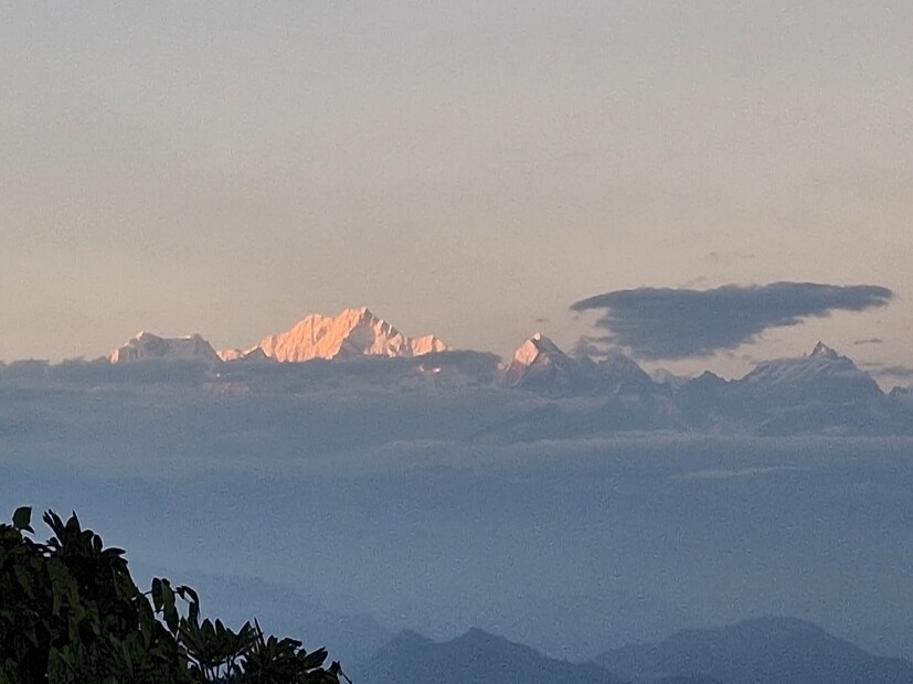 এই প্রসঙ্গে পাহাড়ে ঘুরতে আসা এক পর্যটক সুপর্না চন্দ বলেন সকাল থেকেই আকাশ পরিষ্কার থাকায় একদম ঝকঝকে কাঞ্চনজঙ্ঘা দেখে মন ভরে গেল, দার্জিলিংয়ে আশার মূল উদ্দেশ্যই হলো দুচোখ ভরে কাঞ্চনজঙ্ঘা কে দেখবো বলে, আর এবার আকাশ পরিষ্কার থাকায় কাঞ্চনজঙ্ঘাকে দারুন ভাবে উপভোগ করতে পারলাম।