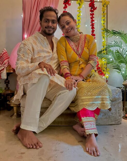 দেবলীনা ভট্টচার্য: টেলিভিশনের ‘গোপি বহু’ হিসেবে তুমুল জনপ্রিয়তা লাভ করেছিলেন দেবলীনা। গত বছর ১৪ ডিসেম্বর নিজের জিম প্রশিক্ষক শাহানওয়াজ শেখের সঙ্গে বিয়ের পিঁড়িতে বসেছিলেন অভিনেত্রী। তিনি জানিয়েছিলেন যে, বছর চারেক আগেই একটি জিমে আলাপ হয়েছিল দু’জনের। বিয়ের আগে ৩ বছর ধরে সম্পর্কে ছিলেন তাঁরা।