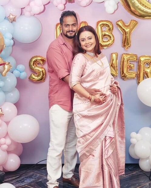 মজার বিষয় হল, শাহানওয়াজকে প্রেমের প্রস্তাব দিয়েছিলেন পর্দার ‘গোপি বহু’। বিয়ের বিষয়ে নিজেই উদ্যোগ নিয়েছিলেন তিনি। সমাজের চোখরাঙানি এবং ধর্মীয় বিধিনিষেধের তোয়াক্কা না করে শাহানওয়াজকে বিয়ে করেছিলেন ৩৭ বছর বয়সী দেবলীনা। বর্তমানে অন্তঃসত্ত্বা তিনি। 