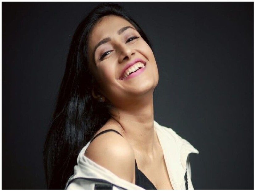 যুজবেন্দ্র চাহালের স্ত্রী: যুজবেন্দ্র চাহালের স্ত্রী এবং পেশাদার নৃত্যশিল্পী ধনশ্রী ভার্মা আবারও শিরোনামে। ধনশ্রী শীঘ্রই তেলেগু ফিল্ম ইন্ডাস্ট্রিতে আত্মপ্রকাশ করতে চলেছেন। তাঁর প্রথম ছবির নাম 'আকাশম দাতি ভাস্তভা', যেটি তৈরি হচ্ছে দিল রাজুর প্রযোজনায়।