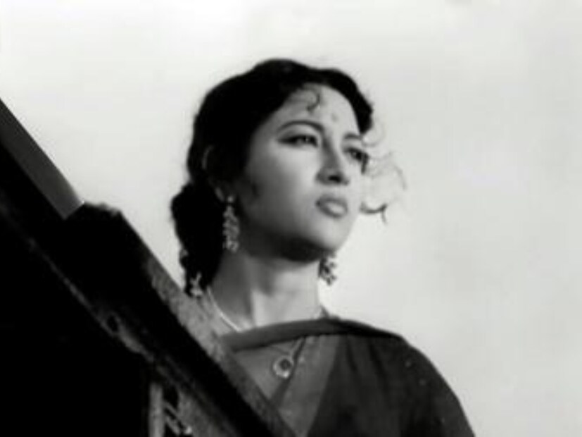 এই খবর জানাজানি হতেই শুরু হয় অভিনেত্রীকে নিয়ে নানান চর্চা৷ এই ঘটনার রেশ পৌঁছেছিল আদালত পর্যন্ত৷ সূত্রের খবর, আদালতে দাঁড়িয়ে মালা সিনহা বলেছিলেন এই টাকা তিনি দেহব্যবসা করে জমিয়েছেন৷ অভিনেত্রীর এই একটা কথাই তাকে ধ্বংসের মুখে ঠেলে দেয়৷
