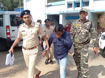 পুলিশের জালে এক যুবক 
