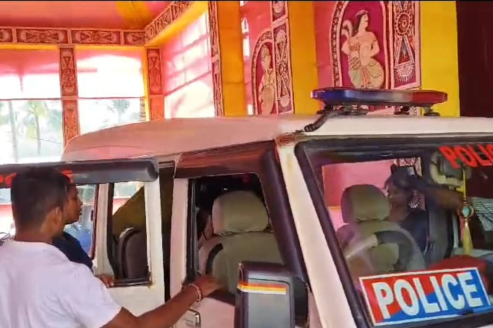 রমরমিয়ে ভাড়াবাড়িতে চলছিল মধুচক্রের আসর, পুলিশ হানা দিতেই যা দেখল...!