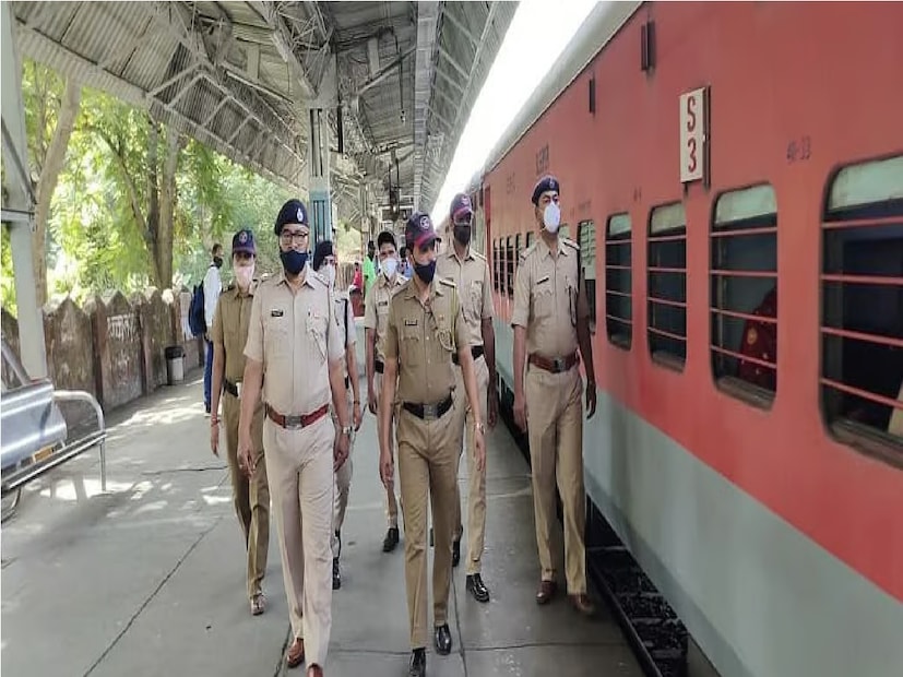 বারাণসী: ফের একবার বারাণসী ক্যান্টনমেন্ট স্টেশনে হাওলাতে ব্যবহার হতে যাওয়া নগদ কালো টাকা উদ্ধার করা হয়েছে। ৪৭ লক্ষ টাকা নিয়ে এক সোনা ব্যবসায়ীকে আটক করেছে জিআরপি। জিআরপি যখন নগদে বা বিপুল পরিমাণ ক্যাশ কী বিবরণ জানতে চাইলে, ব্যবসায়ী জানান যে তিনি ৪৭ লক্ষ টাকা নিয়ে যাচ্ছেন ড্রাইফ্রুটস কিনতে যাচ্ছেন৷ জিআরপি সেই ব্যক্তিকে হেফাজতে নিয়েছে এবং সমস্ত সংশ্লিষ্ট বিভাগকে জানিয়েছে। Photo- File বারাণসী: ফের একবার বারাণসী ক্যান্টনমেন্ট স্টেশনে হাওলাতে ব্যবহার হতে যাওয়া নগদ কালো টাকা উদ্ধার করা হয়েছে। ৪৭ লক্ষ টাকা নিয়ে এক সোনা ব্যবসায়ীকে আটক করেছে জিআরপি। জিআরপি যখন নগদে বা বিপুল পরিমাণ ক্যাশ কী বিবরণ জানতে চাইলে, ব্যবসায়ী জানান যে তিনি ৪৭ লক্ষ টাকা নিয়ে যাচ্ছেন ড্রাইফ্রুটস কিনতে যাচ্ছেন৷ জিআরপি সেই ব্যক্তিকে হেফাজতে নিয়েছে এবং সমস্ত সংশ্লিষ্ট বিভাগকে জানিয়েছে। Photo- File