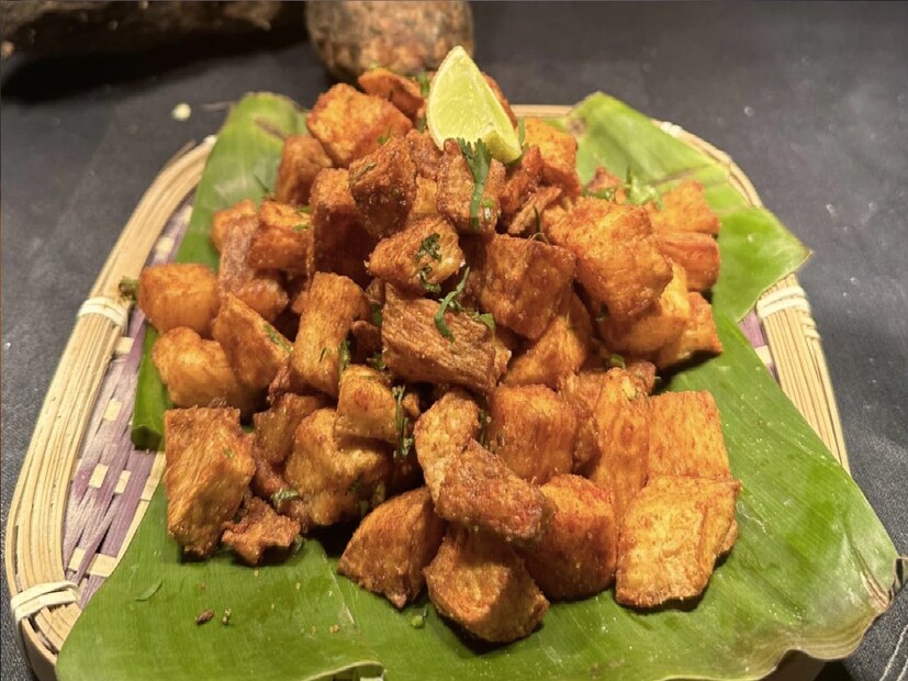 *মেটে আলু শুধু স্বাদেই অপূর্ব নয়, এর পাশাপাশি তা বিভিন্ন রোগের চিকিৎসার জন্যও ততটাই উপকারী। ইনদওরের বাসিন্দা অর্জুনভাই খরগোনে গরাড়ুর একটি দোকান দিয়েছেন। Local 18-এর কাছে তিনি বলেছেন যে, প্রায় ৭ বছর ধরে শীতের মরশুমে এখানে মেটে আলুর চাটের দোকান দিচ্ছেন তিনি। সংগৃহীত ছবি। 