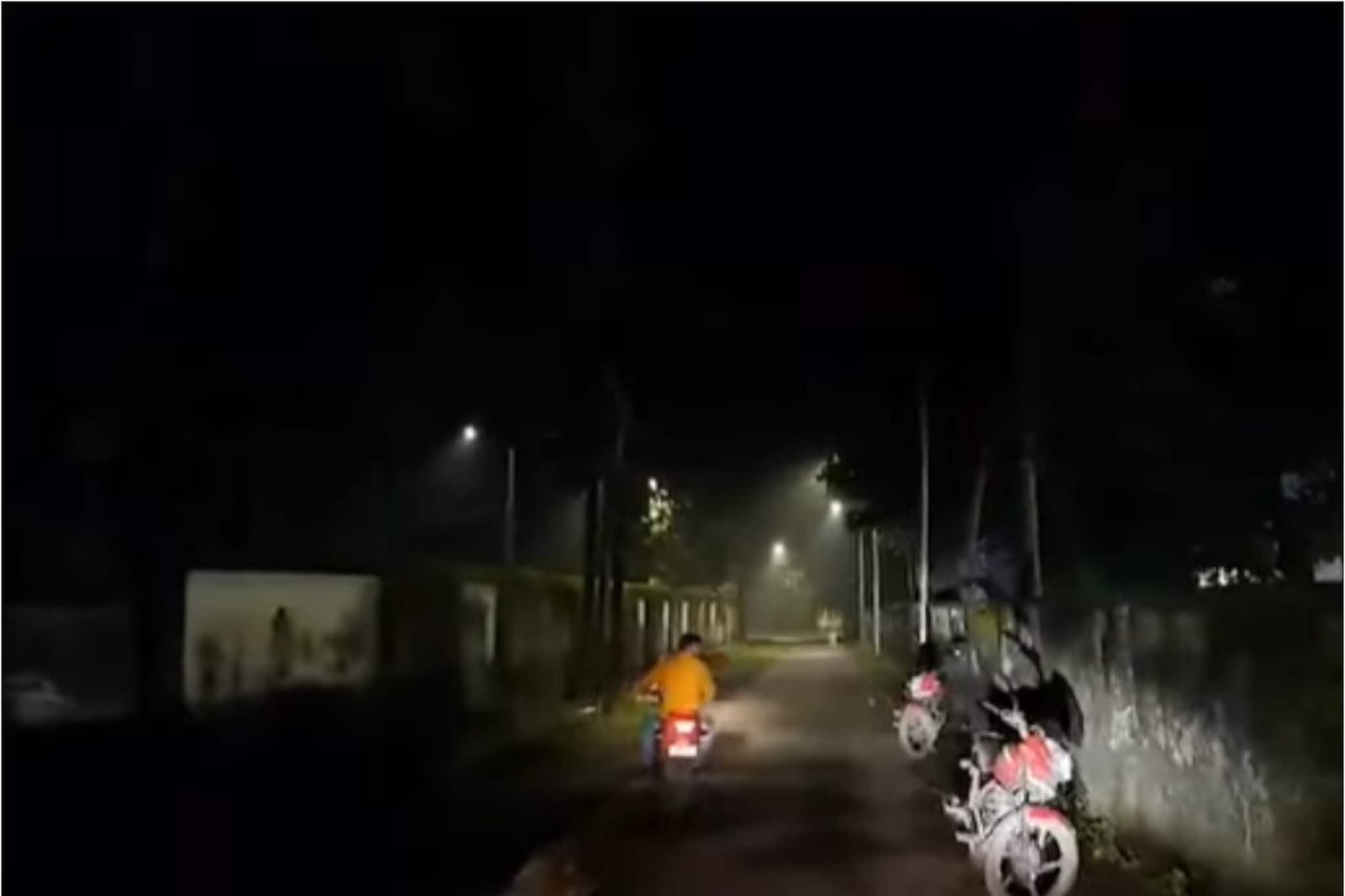 Viral Video: ভূত দেখতে উপচে পড়ছে এলাকায় ভিড়! ব্যাপারটা কী?