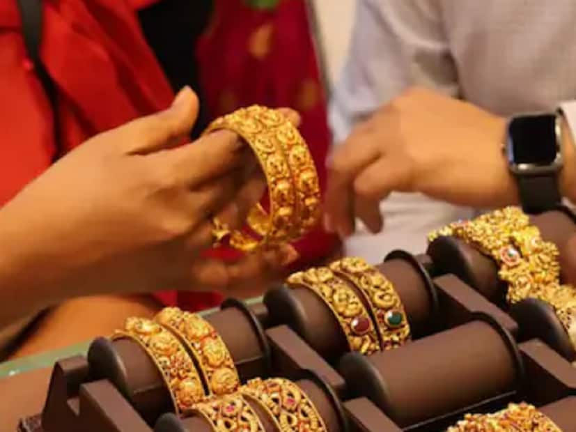 ভারত আমদানি শুল্ক কমানোর পর নেপালে সোনার দাম বেড়েছে এবং ভারতে সস্তা হয়েছে, যার কারণে সোনার চোরাচালান বেড়েছে। ফেডারেশনের মতে, খোলা সীমান্তের কারণে শুল্কের ভারসাম্যহীনতা অবৈধ ব্যবসাকে উৎসাহিত করেছে। এই ধরনের বাণিজ্য বন্ধ করতে সোনার উপরে শুল্ক ৮ শতাংশে নিয়ে যাওয়ার পরামর্শ দিয়েছে ফেডারেশন। তবে সরকার তা বাড়িয়ে ১০ শতাংশ করার অনুমোদন দিয়েছে। Representative Image