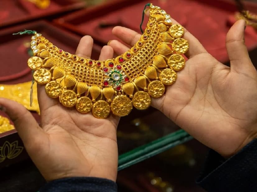 আমরা যদি নেপালে ভারতীয় রুপিতে সোনার হার দেখি তাহলে বর্তমানে তা প্রতি তোলা ১,৫১,৩০০ টাকা- ভারতীয় রুপিতে ধরলে ৯৪,৩৬৬ টাকা। অতএব, এখানে ভারতীয় রুপিতে ১০ গ্রাম সোনার দাম হবে প্রায় ৮০,৯৩০ টাকা। হিসেব একেবারে স্পষ্ট- এখনও ভারতের চেয়ে নেপালে সোনার দাম বেশি। Representative Image