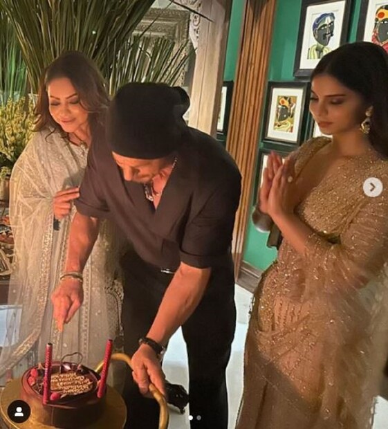 আসলে কিছুই না! শাহরুখ তাঁর স্ত্রী ছেলে মেয়েদের নিয়ে প্রথম কেকটা কাটলেন নিজের বাড়িতেই আর ছিল ছোট্ট ফ্যামিলি গেট টুগেদার! photo Source collected