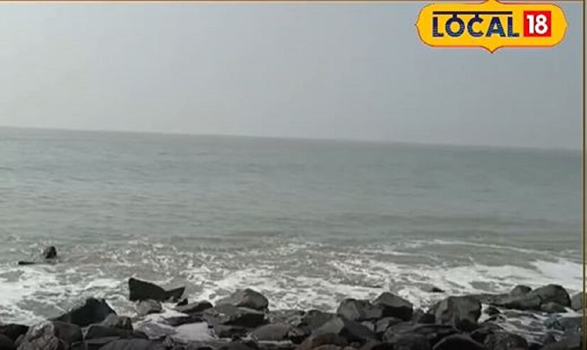 উৎসব পার করে বহু মানুষ এসেছেন দিঘায়। নভেম্বরের শুরুতে মূলত শীতের আগমন ঘটবে বলে আশা করেছিলেন পর্যটকেরা। কোমল শীতে প্রিয়জনদের সঙ্গে সমুদ্র সৈকতে সময় কাটাতে দিঘায় আশা পর্যটকদের হতাশ করেছে আবহাওয়া।