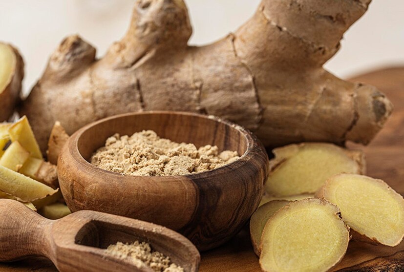 বদহজমে সাহায্য করে আদা। আদা পেটের আলসার নিরাময়ও সাহায্য করতে পারে। বদহজম কমানোর ক্ষেত্রে আদা চা খেতে পারেন। এছাড়া হাঁপানি প্রশমন করেজিঞ্জেরল ফুসফুসের শ্বাসনালির পেশি শিথিল করতে সাহায্য করে আদা। পেটে গ্যাস্ট্রিক রসের উৎপাদন বাড়ায় আদা, যা খাবারকে খুব দ্রুত হজম করতে সাহায্য করে।