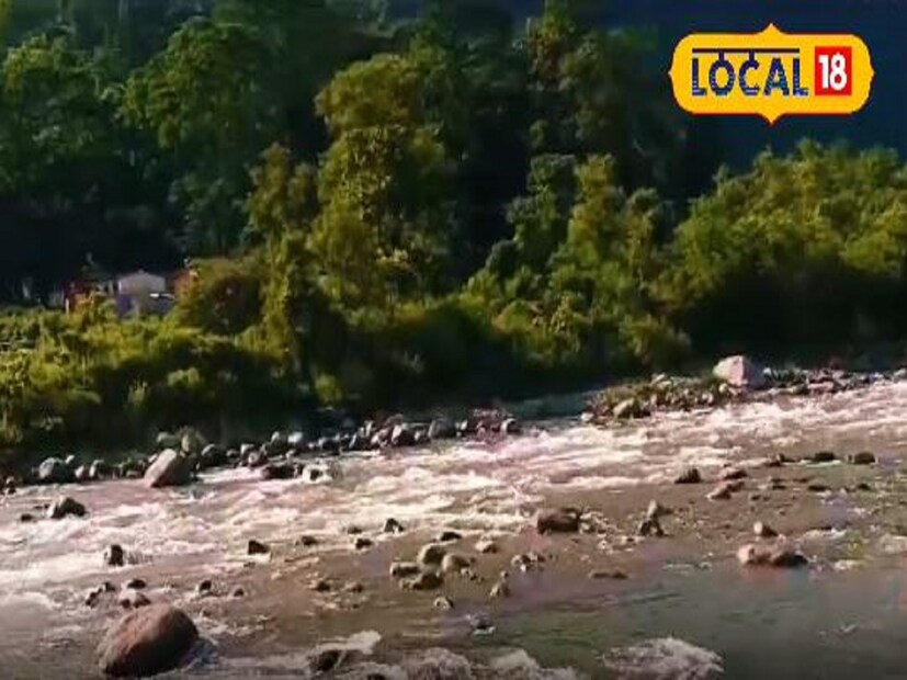 নভেম্বর মাসেও জাকিয়ে শীতের দেখা নেই উত্তরবঙ্গ জুড়ে। শীতের অপেক্ষায় দিন গুনছে সকলেই। নভেম্বর মাসেও সূর্যের ঝলকানিতে গরম থেকে রেহাই পেতে সকলেই পাড়ি দিচ্ছে পাহাড়ে। সেই অর্থেই পাহাড়ি নদী কিংবা পাহাড়ি ঝর্ণার ধারে পর্যটকদের ভিড় লক্ষ্য করা যাচ্ছে।