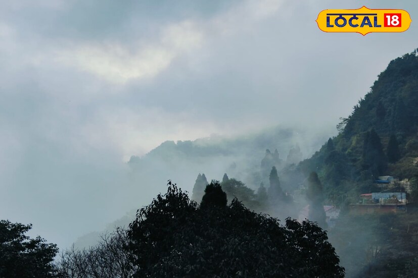 বৃষ্টি যেন পিছু ছাড়ছে না ফের শীতের মরশুম আসতে না আসতেই  বৃষ্টির পূর্বাভাস উত্তরবঙ্গের প্রত্যেকটি জেলায়। গতকাল থেকেই উত্তরের বিভিন্ন জেলায় বৃষ্টিপাত শুরু হয়েছে।পার্বত্য এলাকায় হালকা থেকে মাঝারি বৃষ্টিপাত হলেও ভারী থেকে অতি ভারী বৃষ্টির কোন সম্ভাবনা নেই বলে জানিয়েছে আবহাওয়া দফতর। ইতিমধ্যেই পারদ নামতে শুরু করেছে শৈল শহরে। বৃষ্টির রেশ কাটলেই জাঁকিয়ে পড়বে শীত।