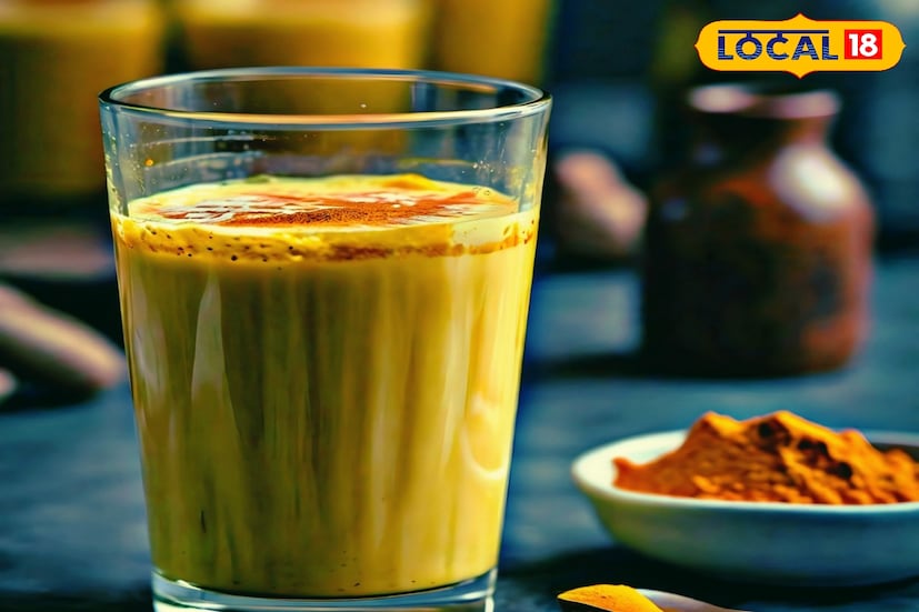 অনেকেই হালকা গরম দুধে এক চিমটে হলুদ মিশিয়ে পান করে থাকেন। সাধারণ ঠান্ডা লাগা, জ্বর, সর্দিকাশি কিংবা ব্যথাবেদনা উপশমে ঘরোয়া টোটকা হিসাবে এই পানীয় দারুণ উপকারী।
