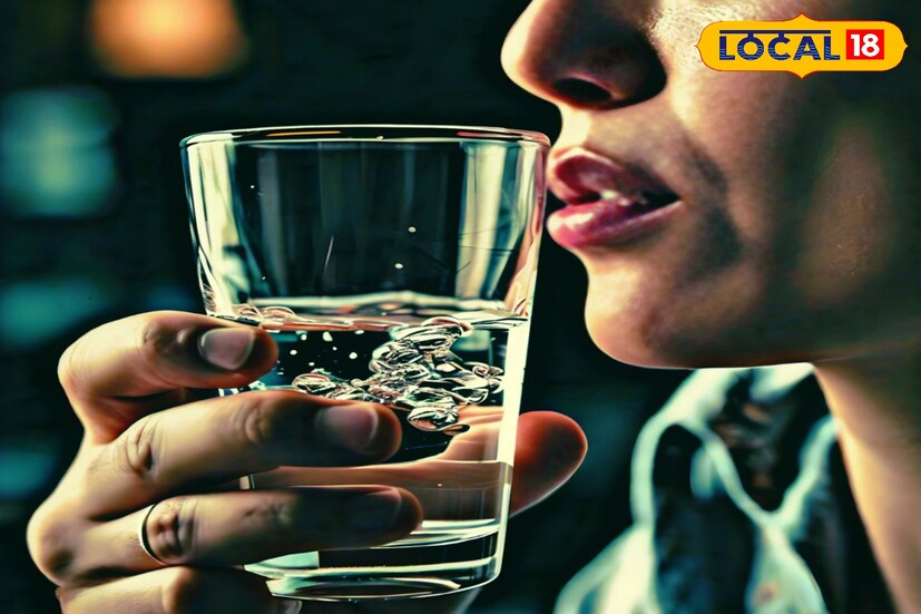 প্রতিদিন সকালে ঘুম থেকে উঠে অনেকেরই জল পান করার অভ্যাস রয়েছে। তবে এই অভ্যাস আদৌ ভাল না খারাপ অনেকেরই সেই বিষয়ে সঠিক ধারণা নেই।