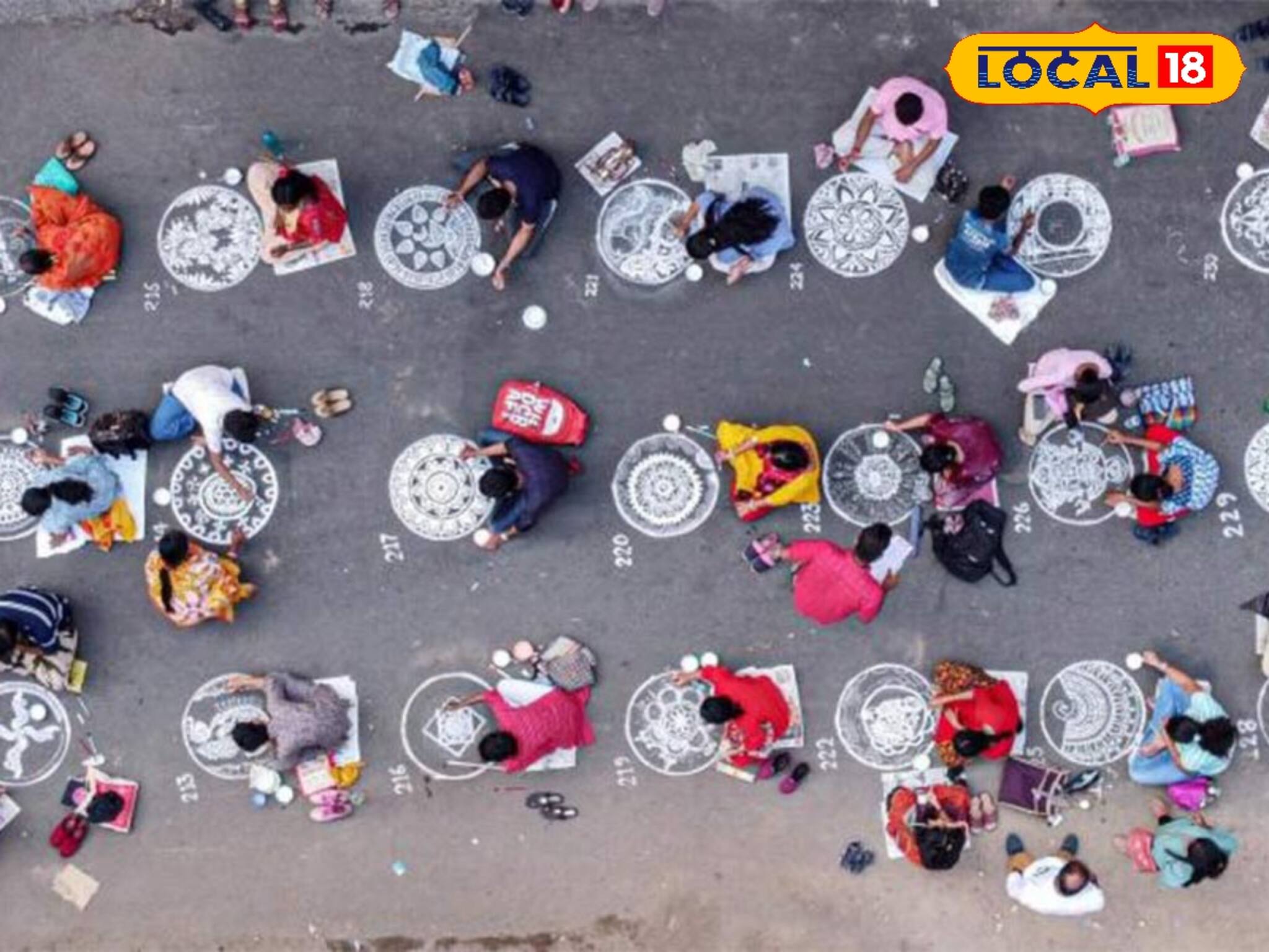 জগদ্ধাত্রী পুজোর আগে বাগবাজারের রাজপথ সেজে উঠছে হাতে আঁকা আলপনায় 