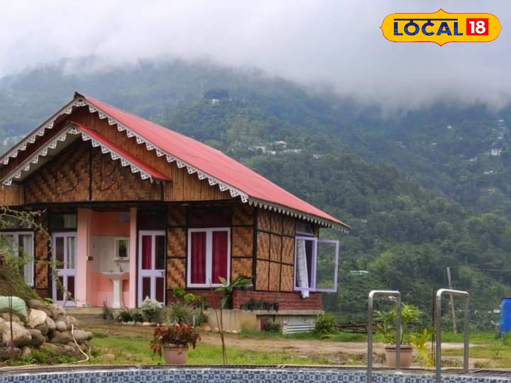 ছড়িয়ে আছে একরাশ হিরে! হিমালয়ের কোলে সুইমিং পুলে ডুব দিতে আসুন এই পাহাড়ি গ্রামে