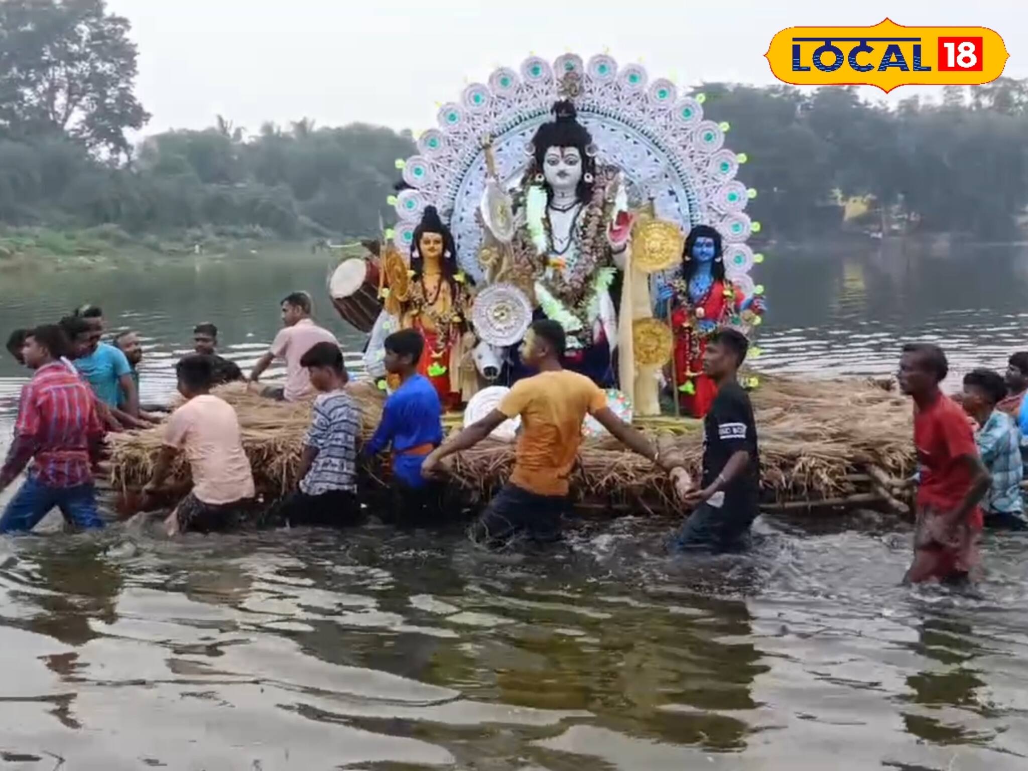 'ভেলা ভাসান'! শতাব্দী প্রাচীন কালীপুজোর কার্নিভাল না দেখলে বিরাট মিস
