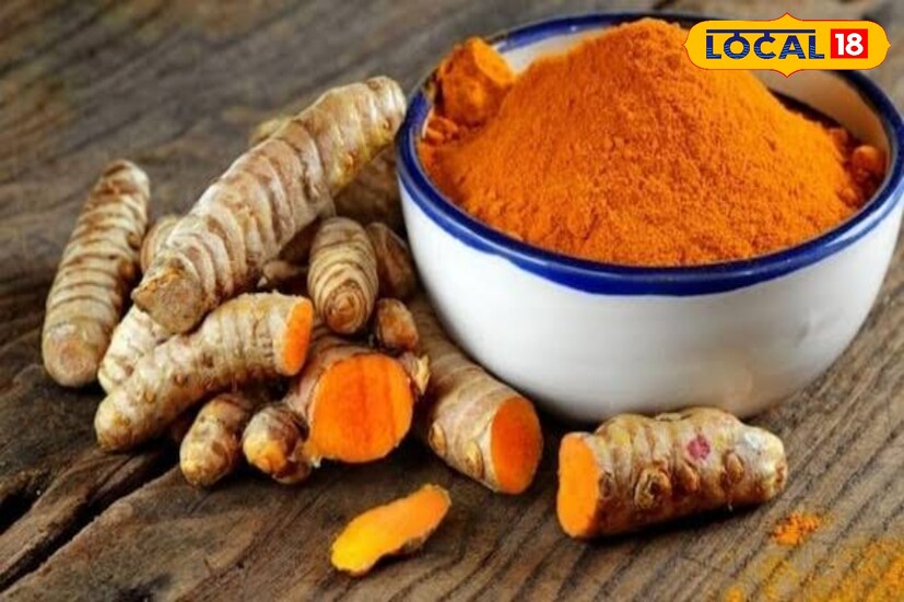 বিশেষজ্ঞদের মতে, সকালে খালি পেটে কাঁচা হলুদ খেলে রক্ত পরিষ্কার হয়। শরীরে রোগ প্রতিরোধ ক্ষমতা বৃদ্ধি পায়। গ্যাস অম্বল থেকে নিমেষে মুক্তি মেলে।