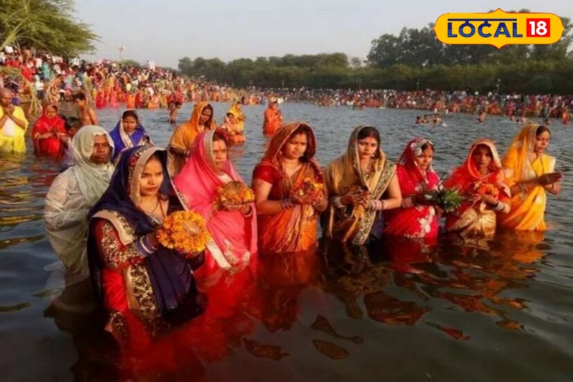 ছট পুজোর ইতিহাস বেশ পুরনো এবং এই পুজোর উৎপত্তি প্রায় হাজার বছরের বেশি পুরনো বলে ধরা হয়। প্রাচীন কালে আর্যরা সূর্যকে শক্তির উৎস মনে করে পুজও করত।