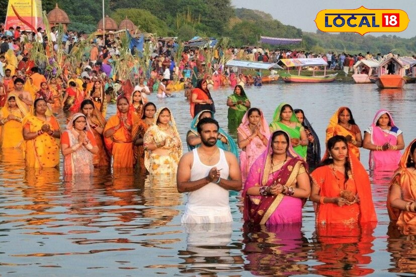 তিনি এও জানান, আমি পৃথিবীর সকল শিশুকে রক্ষা করি এবং নিঃসন্তান দম্পতিদের সন্তান লাভের বর দিই। এর পরে, দেবী মৃত শিশুর দিকে তার হাত বাড়িয়ে,তাকে আশীর্বাদ করেছিলেন, যা তাকে জীবিত করেছিল। দেবীর এই কৃপায় রাজা খুব খুশি হলেন এবং তিনি ষষ্ঠী দেবীর পূজা প্রচলন করলেন। এর পরেই ধীরে ধীরে এই পূজা সর্বত্র ছড়িয়ে পড়ে বলে ধারণা করা হয়।