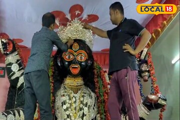 রাতে গয়না পরানো! শনি-মঙ্গলে উঠবে ঝড়, জগদ্ধাত্রী পুজোয় শক্তিরূপিনী দেবীকে দেখুন
