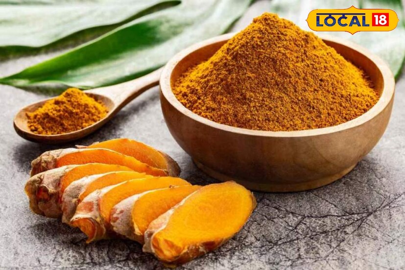 হলুদের জীবাণুরোধক ক্ষমতা অপরিসীম। টিস্যুর প্রদাহ থেকে রক্ষা করে হলুদ। তাই গলার ব্যথা কমাতে অনেকেই ঘরোয়া উপায়ে হলুদ ব্যবহার করে থাকেন। এক কাপ দুধে সামান্য হলুদ মেশান। তার পর সেই দুধ ফুটিয়ে রাতে ঘুমোতে যাওয়ার আগে গরম গরম খান। এই হলুদ মেশানো দুধ যে কোনও সংক্রমণ বা গলাব্যথা কমানোর ক্ষেত্রে খুব কার্যকর।