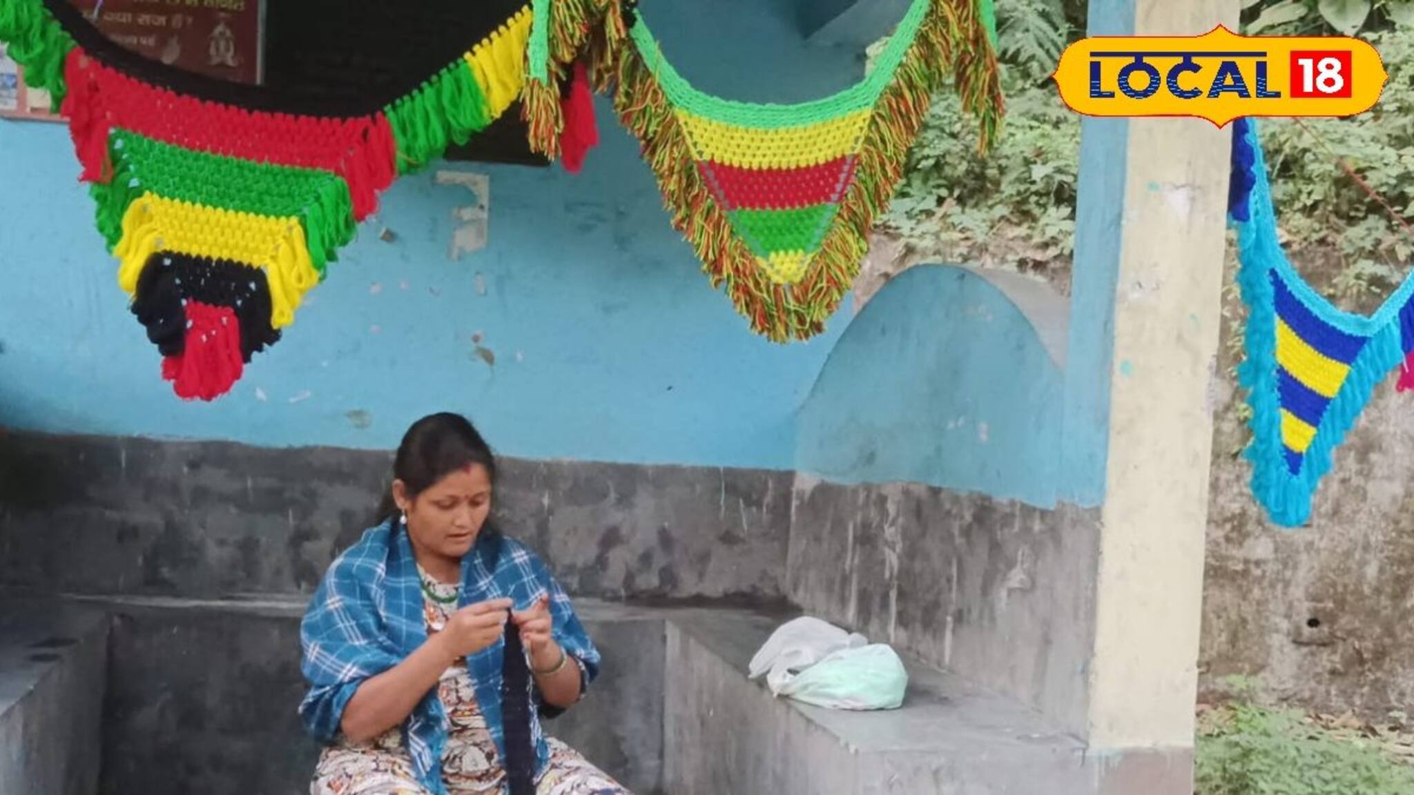 উল দিয়ে ঝালর বুনে দিশা দেখাচ্ছেন আয়ের! পাহাড়ি মহিলাদের উপরি রোজগারের দারুণ পথ