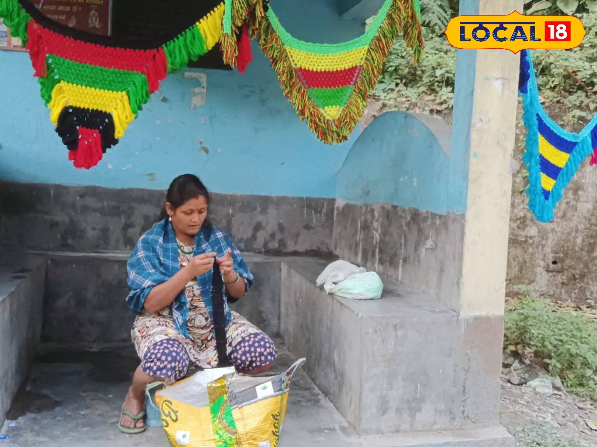 উল দিয়ে ঝালর বুনে দিশা দেখাচ্ছেন আয়ের! পাহাড়ি মহিলাদের উপরি রোজগারের দারুণ পথ
