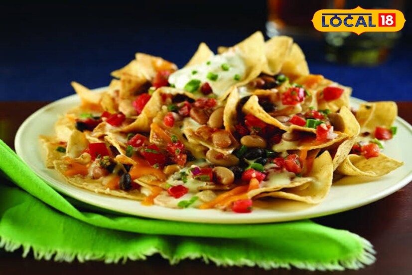  ইদানীং মেক্সিকান খাবার নাচোস-এর জনপ্রিয়তা তুঙ্গে। বিভিন্ন রেস্তোরাঁয় পাওয়াও যায়। তবে আপনি বাড়িতেও বানাতে পারেন নাচোস। 