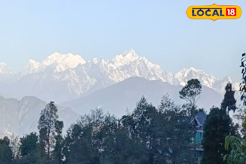 অবশেষে বৃষ্টিকে বিদায় জানিয়ে গুটি গুটি পায়ে শীতের প্রবেশ উত্তরবঙ্গে। ইতিমধ্যেই উত্তরবঙ্গ জুড়ে শীতের আমেজ, কুয়াশাচ্ছন্ন আকাশ ।উত্তরের প্রত্যেকটি জেলায় আপাতত বৃষ্টির কোন সম্ভাবনা নেই বলে জানিয়েছে আবহাওয়া দফতর। ইতিমধ্যেই পারদ নামতে শুরু করেছে শৈল শহরে।