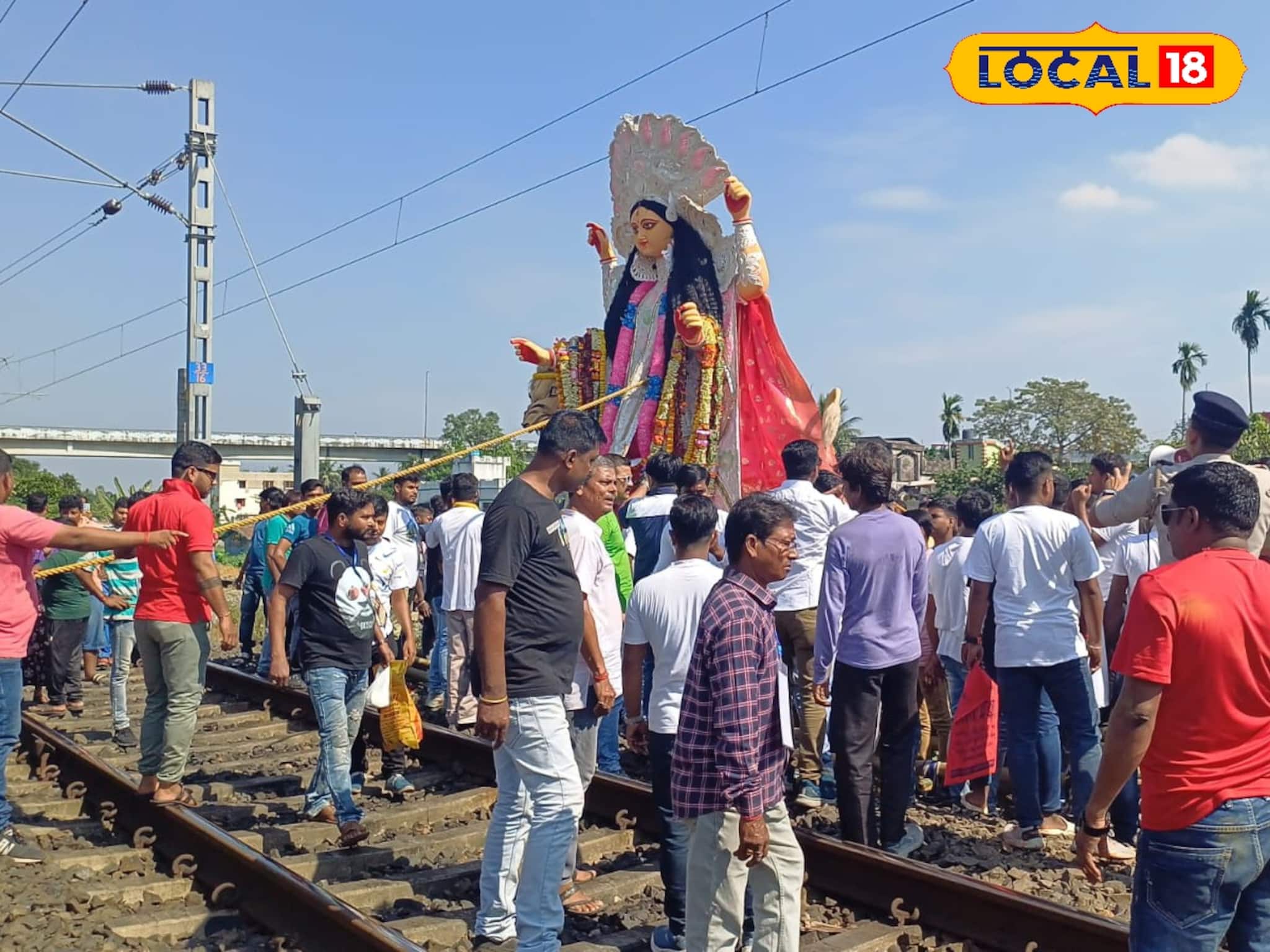 চন্দননগরে বন্ধ থাকে ট্রেন চলাচল ! রেললাইন পারাপার করেন দেবী জগদ্ধাত্রী