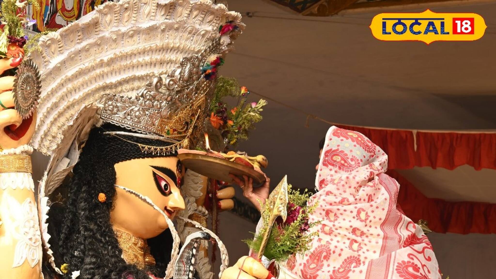 শাড়ি, সিঁদুর, মাথায় ঘোমটা! মহিলা সেজে পুরুষরা মায়ের বরণ করেন! রইল বিশেষ ভিডিও