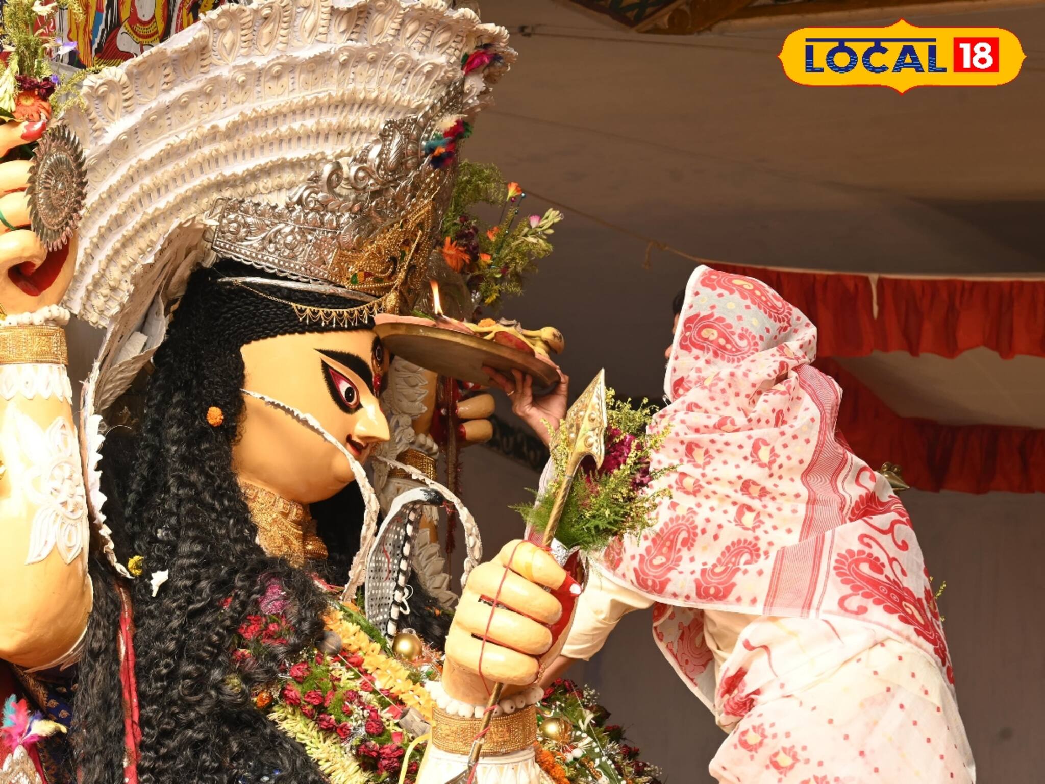 শাড়ি, সিঁদুর, মাথায় ঘোমটা! মহিলা সেজে পুরুষরা মায়ের বরণ করেন! রইল বিশেষ ভিডিও