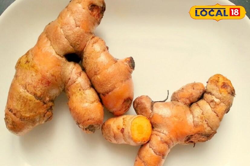 পুষ্টিবিদ মঞ্জু ছেত্রী বলেন, 'কাঁচা হলুদে রয়েছে কারকিউমিন। যা শরীরে রোগের প্রবণতা কমায়। পাশাপাশি রক্ত চলাচল বাড়ায়।'