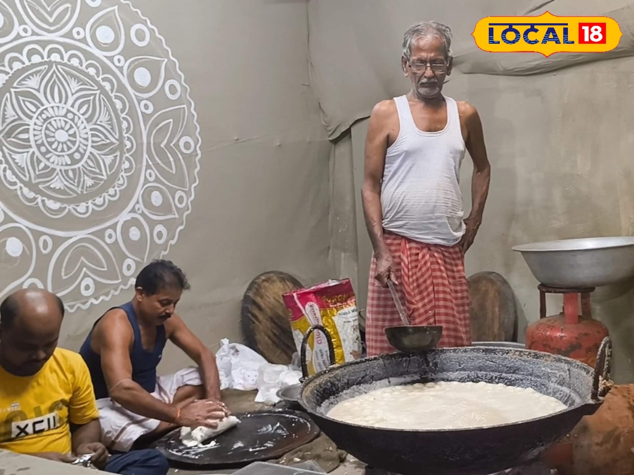 পুজো মণ্ডপের মধ্যেই তৈরি হচ্ছে রসগোল্লা, দর্শনার্থীরা ঠাকুর দেখে খাচ্ছেন গপাগপ!