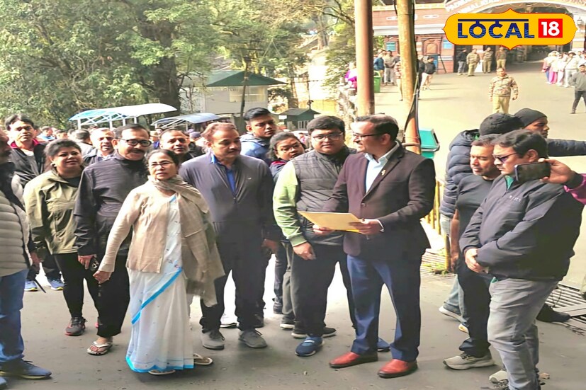 দার্জিলিং চিড়িয়াখানার স্নো লেপার্ড শাবক ও রেডপান্ডা শাবকের নামকরণ করলেন মুখ্যমন্ত্রী মমতা বন্দ্যোপাধ্যায়। পাহাড় সফরের তৃতীয় দিনে বুধবার সকালে রিচমন্ড হিল থেকে বেরিয়ে ভ্রমণে বেরোন তিনি। হাঁটতে হাঁটতে পৌঁছে যান দার্জিলিং চিড়িয়াখানা অর্থাৎ পদ্মজা নাইডু হিমালয়ান জুওলজিকাল পার্কের সামনে। 