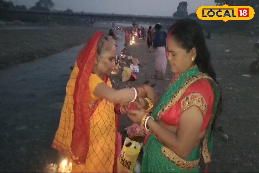 সূর্য দেবকে অর্ঘ্য দেওয়ার পর বিবাহিত মহিলারা একে অপরের কপালে সিঁদুর পরিয়ে দেন। প্রসাদ দেন তারা সকলকে।