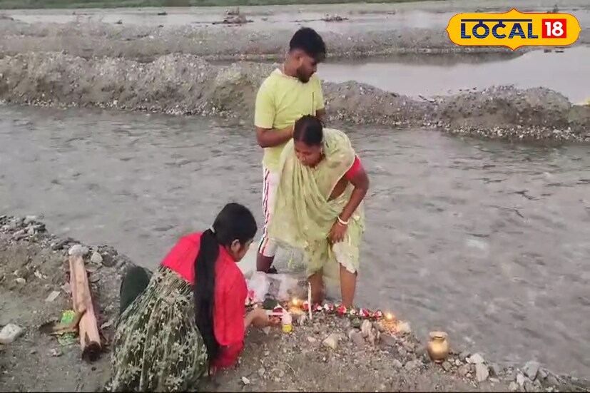ছট পুজোর আট দিন পর ছটব্রতীরা গঙ্গা স্নান করেন। এই নিয়মটি অত্যন্ত পুণ্য রীতি বলে মনে করা হয়। এদিন ভোরে স্থানীয় বাসরা নদীতে স্নান সারতে দেখা যায় ছটব্রতীদের।