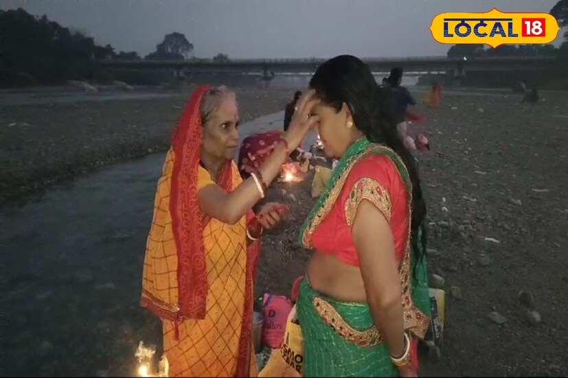 গঙ্গা স্নান নিয়ে পুরোহিত বিনোদ তিওয়ারি জানালেন,এই গঙ্গা স্থান করতেই হয় ব্রতীদের। না হলে ছট পুজো অসম্পূর্ণ মনে করা হয়। আট দিন পর সাধারণত পূর্ণিমার দিন প্রতিবছর গঙ্গা স্নানের তিথি মেলে। 