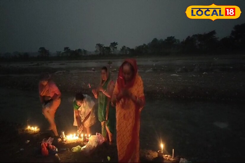 সূর্যোদয়ের আগে গঙ্গা স্নান সেরে সূর্য ওঠার অপেক্ষা করতে থাকেন ছট ব্রতীরা। সূর্য উঠলেই দেওয়া হয় অর্ঘ্য।