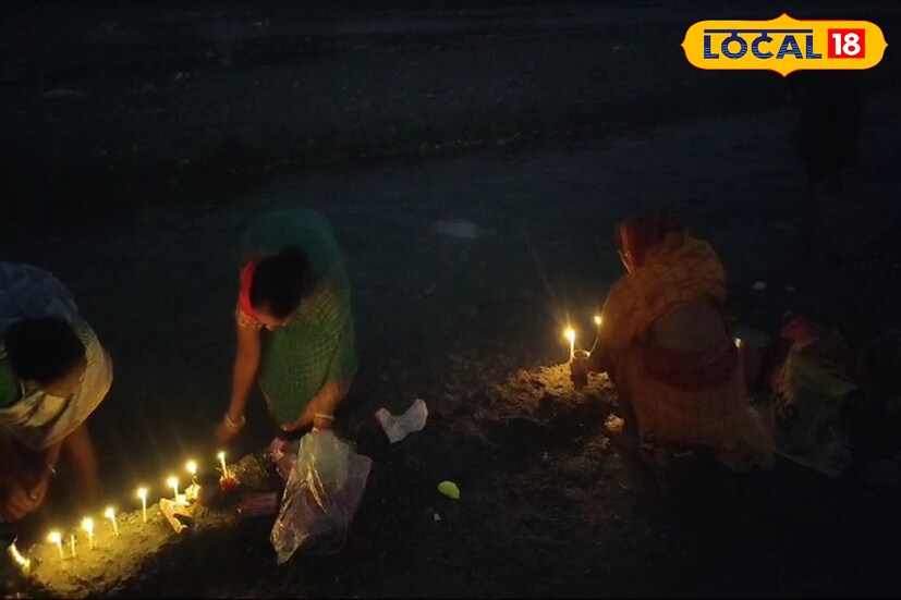 স্নান সেরে নেওয়ার পর সূর্য অর্ঘ্য দেওয়ার আগে ঘাট পুজো করেন ব্রতীরা। ঘাটে ফুল দেওয়া হয়, জ্বালানো হয় মোমবাতি।