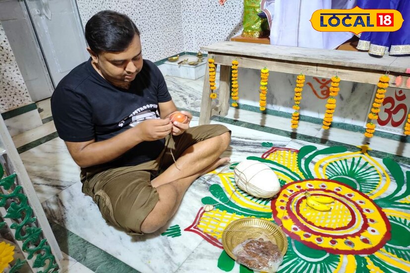 এখানে প্রত্যেক বছর একসঙ্গে তিন কার্তিকের পুজো হয়। বড় কার্তিক, মেজো কার্তিক এবং ছোট কার্তিক - তিনজনে পুজো পান একসঙ্গে। কার্তিক মাসের সংক্রান্তিতে প্রত্যেক বছর একসঙ্গে তিন কার্তিকের পুজো হয় পাল বাড়িতে।