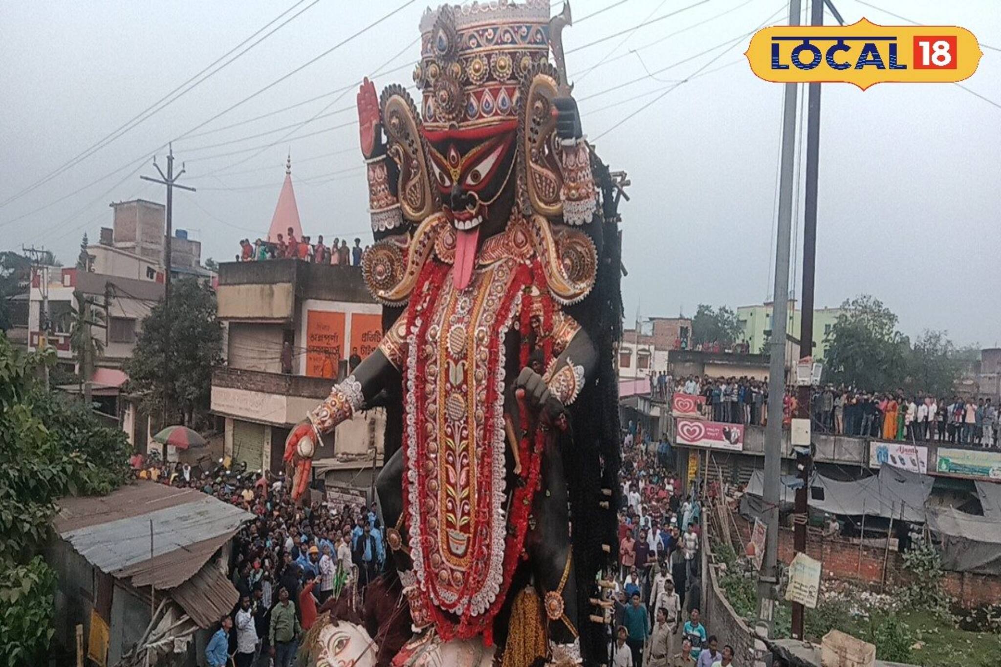 চাকা ছাড়াই গড়িয়ে চলেছে ৪২ ফুটের মা কালী! কিন্তু কীভাবে? জানলে চমকে যাবেন