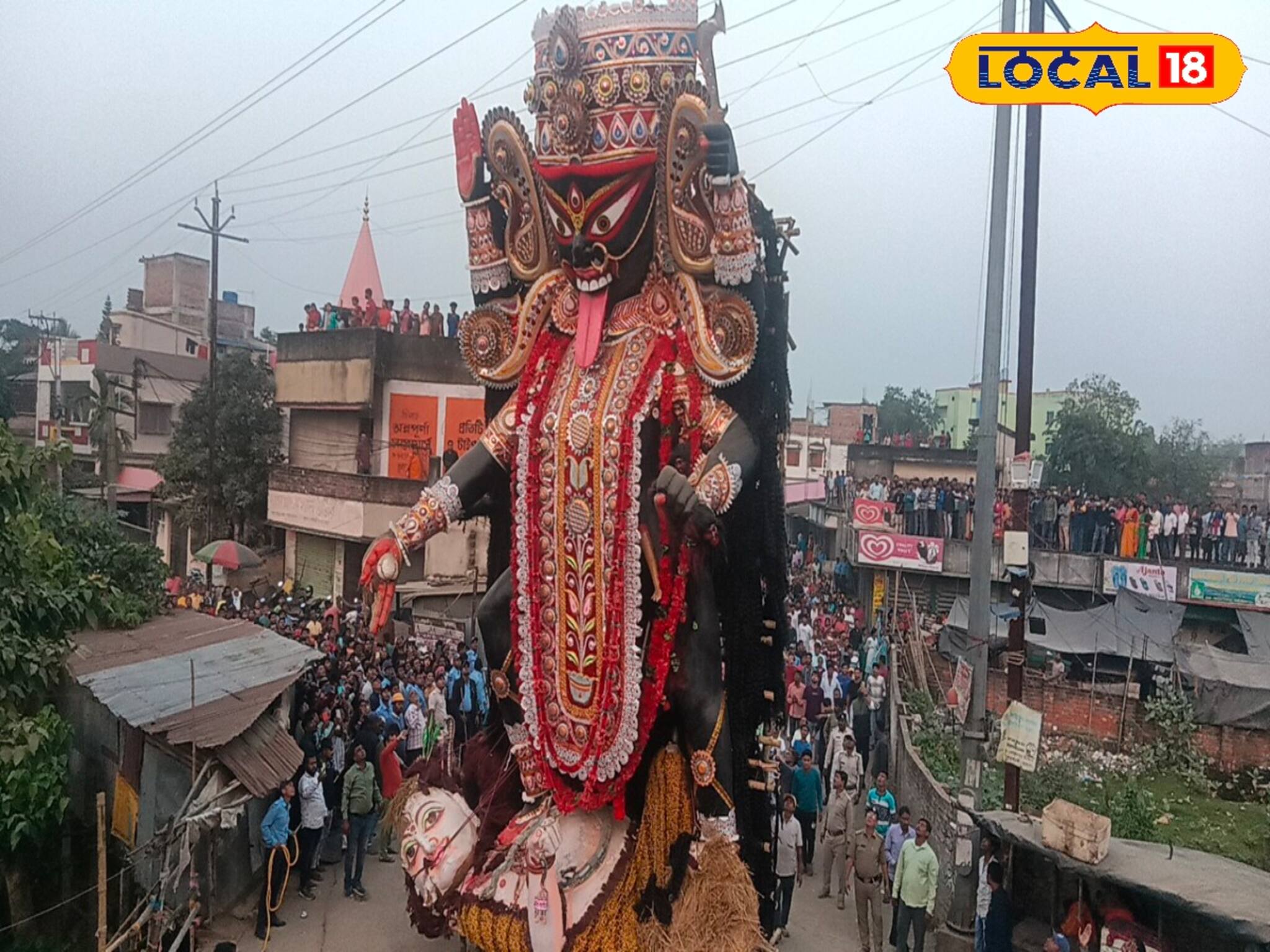চাকা ছাড়াই গড়িয়ে চলেছে ৪২ ফুটের মা কালী! কিন্তু কীভাবে? জানলে চমকে যাবেন