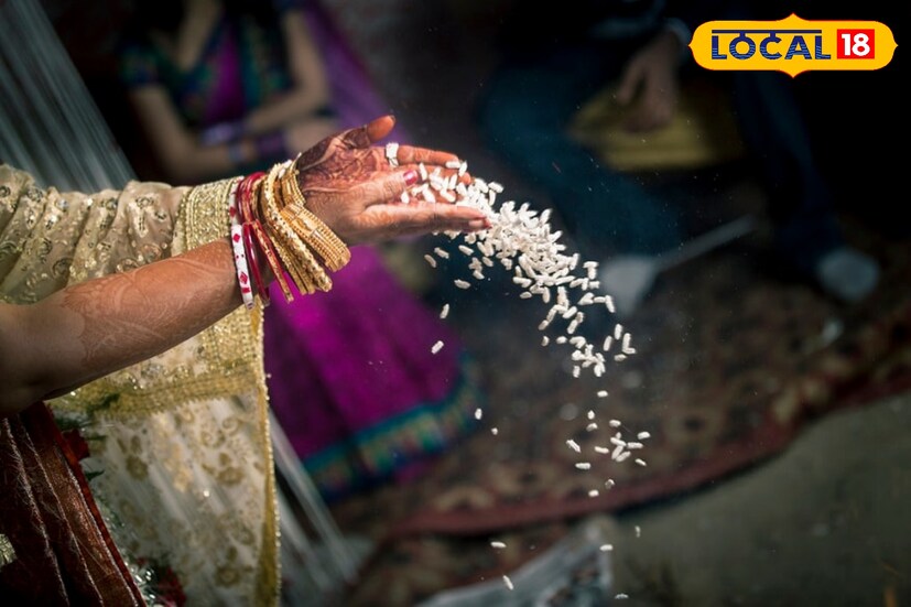 বিবাহ সংক্রান্ত সমস্যা থেকে মুক্তি পেতে ছয় মুখী রুদ্রাক্ষ পরা যেতে পারে। এতে আপনি সুবিধা পাবেন। সোমবার, যে কোনও অভাবীকে দেড় লিটার দুধ এবং ২০০ গ্রাম ছোলার ডাল দান করুন। ছেলে মেয়ে উভয়েই এতে প্রতিকার পেতে পারেন। ছেলে ও মেয়েকে প্রতি বৃহস্পতিবার স্নানের জলে সামান্য হলুদ মিশিয়ে স্নান করাতে হবে। বৃহস্পতিবার হলুদ জিনিস দান করুন। এমনকি এটি বিবাহের যোগকে দ্রুত করে তোলে।