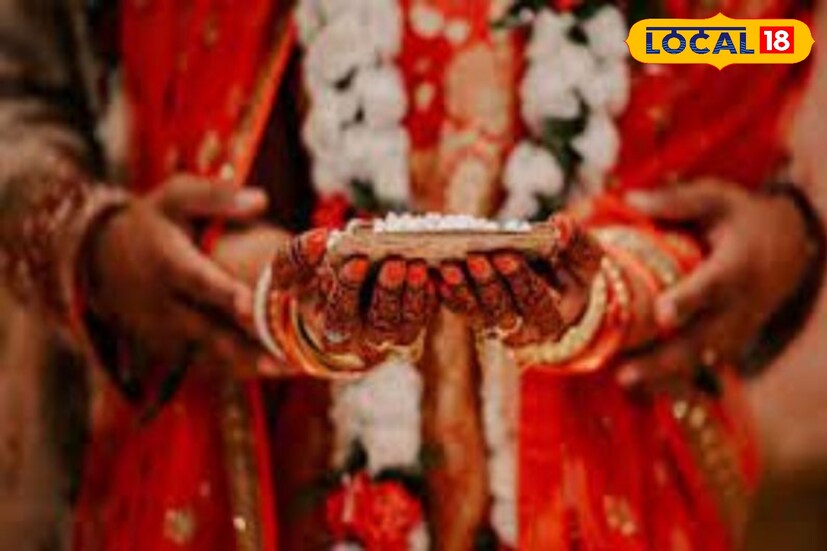 যদি জন্মকুণ্ডলীতে মাঙ্গলিক দোষ থাকে তবে এর জন্য হনুমানজির পুজো করুন। এতে আপনি সুবিধা পাবেন। এর জন্য মঙ্গলবার ব্রত করে ভগবান হনুমানের পুজো করুন এবং ভোগে গমের আটা ও গুড়ের লাড্ডু অর্পণ করুন। এর সঙ্গে সিঁদুর নিবেদন করুন।