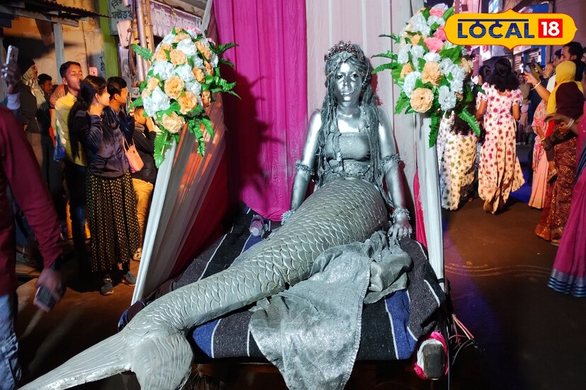 কার্নিভালে ছিল একাধিক লাইভ স্ট্যাচুও। যার মধ্যে ছিল মৎস্যকন্যা, পড়ি, সৈনিক, স্বামী বিবেকানন্দ ইত্যাদি। 